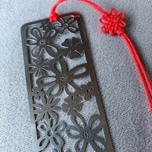 Silver-Tone Bookmark ~ Large Petal Flowers ~ Brand New!